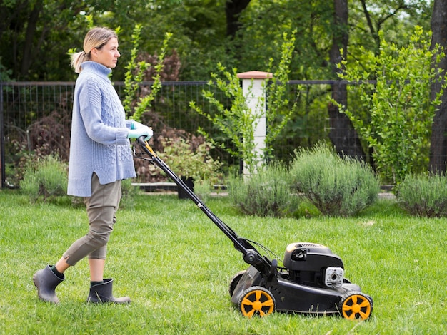 Electric lawn mower